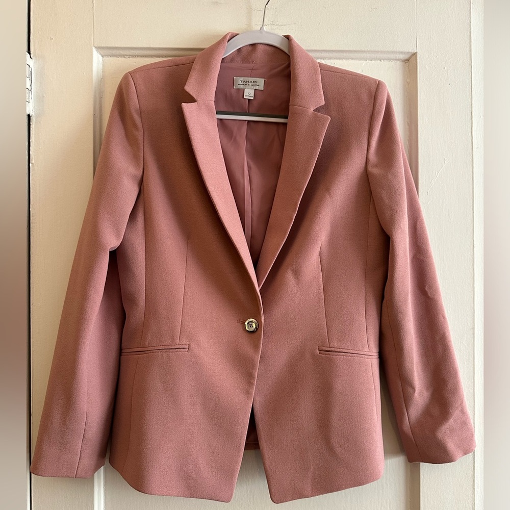 Tahari. Crepe single-button blazer. Light pink. Size 10.